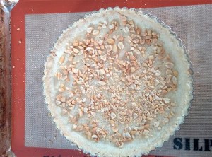 Chopped peanuts in the tart shell